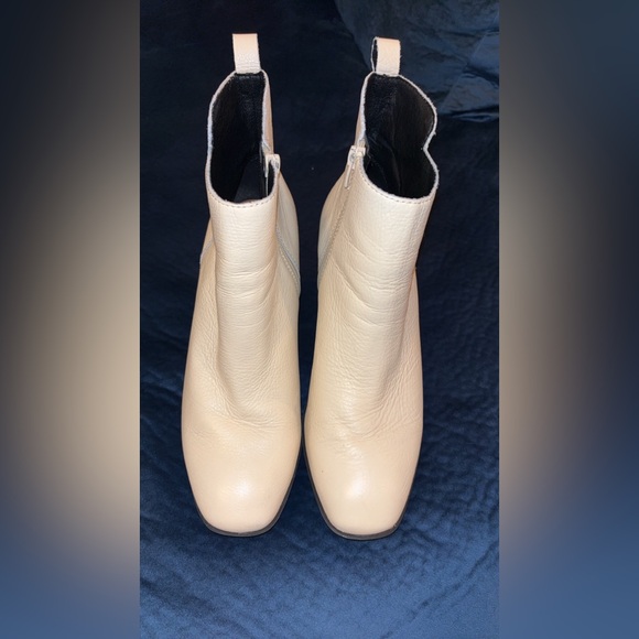 BARELY WORN - LUCKY BRAND Womens Beige Worrin Leather Booties 10M - Picture 2 of 6